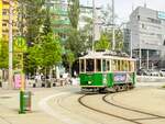 Graz. Als  Bier Bim  gebrandet, bot das Tramway Museum Graz gemeinsam mit der Brauerei Puntigamer bierverkostungen im Oldtimer 121 an. Eine dieser Fahrten fand am frühen Abend des 20.05.2023 statt, hier ist der Oldtimer beim wenden am Berta-von-Suttner-Platz zu sehen.