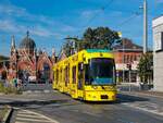 Graz. Wie jedes Jahr findet Mitte September das Aufsteirern statt, das größte Volkskulturfest in Österreich. Durch die Sperre der Innenstadt, kommt es dadurch zu Sonderlinien, eine davon ist die Linie 1/5, auf welcher hier Cityrunner 667 am Zentralfriedhof unterwegs ist.