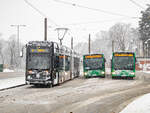 Graz. Am Vormittag des 02.12.2023 hat es in der steirischen Hauptstadt ordentlich geschneit – Variobahn 221 der Graz Linien ist hier als Linie 5 bei der Schleife Zentralfriedhof zu sehen.