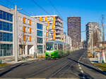 Graz. Der Triebwagen 606 der Graz Linien, ist hier am 18.12.2023 als Linie 4 an der UNESCO-Esplanade zu sehen.
