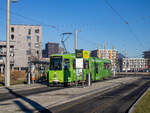 Graz. Triebwagen 605 der Graz Linien, steht hier an diesem 18.12.2023 in der sonnigen Endschleife Reininghaus.