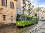Graz. Der TW 604, der einzige Vollwerbe-Altwagen in Graz, ist hier am 23.01.2024 als Linie 5 bei der Haltestelle Lange Gasse zu sehen.