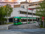 Graz. Am Abend des 25.04.2024, ist hier der Cityrunner 660 als Linie 1 bei St. Leonhard zu sehen.