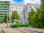 Graz. Der Mannheimer Triebwagen 501 biegt hier am 15.05.2024 als Linie 7 in die Endhaltestelle LKH Med Uni ein.