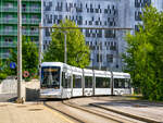 Graz. Die Variobahn 244 der Graz Linien biegt hier am 15.05.2024 als Linie 7 in die Endhaltestelle LKH Med Uni ein.