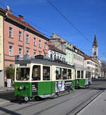 Am 1. November 2025 pendelte der Triebwagen 206 samt Beiwagen 401b als  Allerheiligen-Bim  zwischen dem Zentralfriedhof und dem St.Peter-Friedhof, und wurde dabei von mir unweit der Haltestelle Neuholdaugasse/Augartenbad fotografisch festgehalten.
