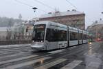 Am 5.1.2026 hat es in Graz heftig geschneit und innerhalb kurzer Zeit war die Stadt angezuckert.
Die Variobahn Nr. 210 fährt hier kurz vor der Haltestelle Südtirolerplatz/Kunsthaus von St. Peter kommend in Richtung Smartcity.