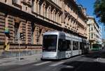 Variobahn 238 als Linie 16 in der Neutorgasse vor dem Gebäude der Hauptpost. (02.05.2026)