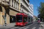 Variobahn 211 im ÖBB-Railjetdesign in der Neutorgasse an der Haltestelle Andreas Hofer Platz. (02.05.2026)