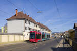 Am 7. April 2026 war die 'railjet' - Variobahn auf der Linie 5 im Einsatz. Hier ist das Fahrzeug in der Herrgottwiesgasse zwischen den Haltestellen Karlauer G�rtel und Puchstra�e zu sehen. 