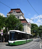 Am Vormittag wird nicht nur in der neobarocken grazer Oper (er�ffnet 1899, Architektenb�ro B�ro Fellner & Helmer) geporbt, sondern auch vor ihrer Fassade auf den Gleisen.
Der neue Flexity 542 fuhr als Fahrschule von Osten kommenden �ber den Kaiser-Josef-Platz in die Glacisstra�e ein.