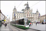 Vor dem Rathaus am Grazer Hauptplatz wartet eine Flexity auf die weiterfahrt . 24.08.2026 
