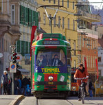 Straßenbahn und Radfahrer teilen sich auf der Grazer Hauptbrücke die Fahrbahn wobei es da oftmals recht eng zugeht.....