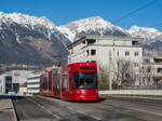 Innsbruck    IVB Flexity 321 als Linie 1, Fritz Konzert Straße, 15.01.2022.