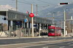 Innsbruck/Rum: Tw. 329 als Linie 5 an der neu errichteten Endhaltestelle Rum Bahnhof. Aufgenommen 5.3.2023.