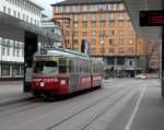 Straßenbahnwagen N° 75 in der Nähe der Haltestelle am Hauptbahnhof von Innsbruck am 08.03.08.