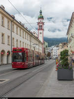 IVB Flexity 315 am 22. Juli 2018 auf der Linie 3 nach Amras in der Maria-Theresien-Strasse in der Innenstadt. Im Hintergrund die Servitenkirche und die wolkenverhangene Nordkette.