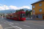 Tw. 306 der Linie 3 der Innsbrucker Verkehrsbetriebe (Bombardier Flexity Outlook) mit Ziel Technik West verläßt die Haltestelle Rudolf-Greinz-Straße. Aufgenommen 17.8.2018.
