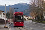 Innsbruck: Tw. 311 der Linie 3 in der Technikerstraße, zwischen den Haltestellen Lohbachsiedlung West und Technik. Aufgenommen 3.12.2018.