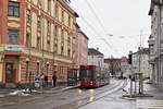 Innsbruck: Tw. 305 als Linie 5 der kürzlich eröffneten Straßenbahnstrecke, an der Haltestelle Gabelsbergerstraße. Aufgenommen 3.2.2019.