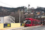 Tw. 355 der Stubaitalbahn auf der Fritz-Konzert-Brücke in Innsbruck, die wegen Sanierung nur eingleisig befahrbar ist. Aufgenommen 30.3.2019.