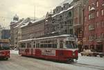 Noch im Originalzustand (weiß-rote Lackierung, Alu-Zierleisten, geteilte Fenster in der vorderen Einstiegstür) ist der Lohner-Sechsachser 74 der Innsbrucker Straßenbahn im Januar 1980 auf der Linie 3 unterwegs