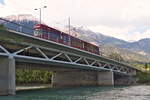 Innsbruck: Tw. 330 als Linie 2 auf der Grenobler Brücke. Benannt nach einer Partnerstadt von Innsbruck, wurde die bestehende Straßenbrücke über den Inn erweitert in Form einer kombinierten Straßenbahn- und Fußgänger/Radwegbrücke (im Unterdeck). Aufgenommen 26.4.2020.