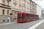 Innsbruck: Tw. 329 als Linie 1 an der Haltestelle Ing.-Etzel-Straße. Aufgenommen 27.4.2020.