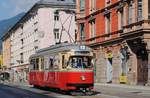 Der historische Triebwagen 61 aus dem Jahr 1960 auf einer Sonderfahrt der Tiroler Museumsbahnen in der Museumsstraße.