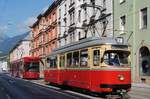 Tw.61 als erster Großraumwagen und Tw.301 als erster Niederflurwagen der Innsbrucker Verkehrsbetriebe konnten zusammen in der Museumsstraße abgelichtet werden. (12.09.2020)