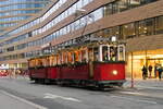 Christkindlbahn Innsbruck, gebildet aus Tw. 19 (ex Zürich) und Bw. 147 (ex Meran) der Tiroler Museumsbahnen in Innsbruck, Brunecker Straße. Aufgenommen 2.12.2022.