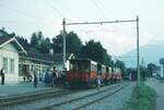 Straßenbahn Innsbruck__Mittelgebirgsbahn__Der Zug der Linie 6 ist eben von Innsbruck in Igls angekommen, und sie können es nicht erwarten, die Fahrgäst*innen ... die kleinen Wägelchen zu stürmen! Am Zugschluß ist Bw 101 [Graz, 1900] zu erkennen.__13-08-1973