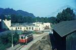 Straßenbahn Innsbruck__Mittelgebirgsbahn__Depot- und Haltestellengelände Bergisel.Tw der Linie 6 verläßt das Depotgelände Bergisel Richtung Igls und unterfährt zunächst die Brennerbahntrasse der ÖBB.__10-08-1972