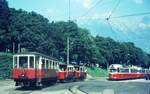 Straßenbahn Innsbruck__Mittelgebirgsbahn__Depot- und Haltestellengelände Bergisel. Zug der Linie 6 mit Tw 2 [Graz 1909] beginnt hier seine Fahrt nach Igls. Im Hintergund 6x-Tw [Lohner (DUEWAG-Lizenz), ELIN] auf Linie 1, die hier in ihrer Endschleife die zentrale Wagenhalle umfährt.__10-08-1972 
