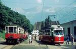 Straßenbahn Innsbruck___Depot und Umsteigestation Bergisel. Linie 1 mit dem  kurzen Lohner -Tw. Nr. 62 [1960; Lohner/ELIN, ab 1985 ausgemustert, bis 1992 +] hatte hier ihre Endschleife, ums Depotgbäude herum, zur Rückfahrt in die Stadtmitte, Linie 6 (Mittelgebirgsbahn) mit Tw 2 [1909; Graz/AEG; seit 1981 nur noch als ATw und für Sonderfahrten, museal erhalten] startete ab hier nach Igls.__10-08-1972