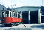 Straßenbahn Innsbruck___Tw 28 [1900, SIG/Siemens; ex Basel, seit 1950 in Innsbruck, 1967-78  Verschub-Tw, als histor. Tw erhalten] vor einer der Wagenhallen in Bergisel.__10-08-1972