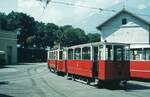 Straßenbahn Innsbruck___Tw 28 [1900, SIG/Siemens; ex Basel, seit 1950 in Innsbruck, 1967-78 Verschub-Tw, als histor. Tw erhalten] + Bw 147 [Graz, 1907; ex Meran, 1916 nach Innsbruck, museal erhalten] im Depotgelände Bergisel.__13-08-1973