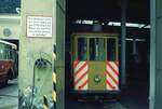 Straßenbahn Innsbruck___Tw 21 lugt aus der hinteren Wagenhalle in Bergisel [1907, SWS/MFO ex Albisgütlibahn(bei Zürich), seit 1956 in Innsbruck in Betrieb > 1971 Schienenschleifwagen,