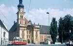 Straßenbahn Innsbruck___Ein GT6 [Lohner/ELIN, DUEWAG-Lizenz] vor der Stiftskirche Wilten,aus dem Betriebsgelände Bergisel kommend, fährt Richtung Innenstadt.__10-08-1972