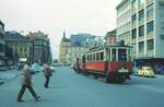 Straßenbahn Innsbruck___Zug der Linie 4 mit Tw 4 [1909; Graz/AEG] von Solbad Hall auf seiner Schleifenfahrt in der Salurner Str. zum Hauptbhf. Im Hintergrund die Triumphpforte.__28-08-1973