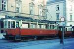 Straßenbahn Innsbruck___Zug der Linie 4 von Solbad Hall in der Innenstadtschleife. Die 1891 eröffnete 'Localbahn Innsbruck–Hall i. Tirol' war die Keimzelle der Straßenbahn in Innsbruck. Sie führte von Wilten durch Innsbruck nach Hall.1909 war der größte Teil der Strecke elektrifiziert. Aus demselben Jahr stammen die hier gezeigten  Haller Tw  Nr.1-8. 1974 wurde die Linie 4 eingestellt und durch Busse ersetzt.__10-08-1972 
