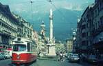 Straßenbahn Innsbruck___Ein GT6 [Lohner/ELIN; DUEWAG-Lizenz] auf Linie 1 passiert die Anna-Säule in der Maria-Theresien-Straße.__10-08-1972