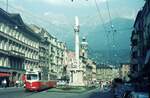 Straßenbahn Innsbruck___Ein GT6 [Lohner/ELIN; DUEWAG-Lizenz] auf Linie 3 passiert die Anna-Säule in der Maria-Theresien-Straße.__10-08-1972