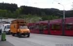 Oberleitungsfahrzeuge in Amras, darunter der klassische 2-Wege-Unimog - morgens kurz vor der Schlieung der Schleife.