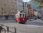 N28 biegt aus der Pradler Strae in die Amraser Strae ein. Es handelt sich um einen zur Jahrhundertwende fr Basel gebauten Wagen, von denen etliche nach dem Zweiten Weltkrieg fr Innsbruck angeschafft wurden, gemeinsam mit einigen Beiwagen. Zge aus beiden verkehrten typischerweise auf der Linie 3 nach Pradl (also hierher). Dieser drfte einer der letzten noch bestehenden ehemals Innsbrucker Wagen sein - dem Vernehmen nach gibt es auch noch Fragmente eines Beiwagens, ber deren Erhaltungszustand die Meinungen allerdings auseinandergehen. Hier sehen wir Szenen einer Abschiedsfahrt, nmlich jener im Zuge der Auflassung der Schleife Amras, die durch eine Wendeanlage etwas weiter nordstlich in einer Querstrae ersetzt werden wird. Hinter N28 zu sehen N61, vierachsiger in Wien in Dwag-Lizenz fr Innsbruck errichteter Wagen, der dann in Amras wirklich nicht mehr wenden wird knnen. Anfang Mai 2012 kHds