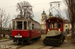 Haller Triebwagen N1 und Schneekehre 200 stehen unter dem  Bergisel, im Hintergrunde ist die erst unlngst in ihrem Inneren renovierte Wiltener Basilika zu sehen, ein Werk von der groen Hand des Stubaiers Franz de Paula Penz. 25. Feber 2006 kHds