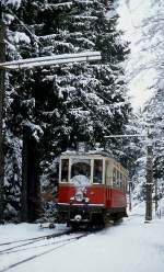 Ein Triebwagen der Mittelgebirgsbahn fährt Anfang Januar 1980 in die einsam im Wald gelegene Haltestelle Tantegert ein