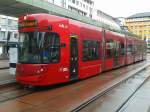 Triebwagen 305 als Linie 3 (Amras - Höttinger Au/West) beim Halt an der Haltestelle Innsbruck Hauptbahnhof.