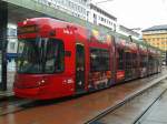 Triebwagen 315  Casino Innsbruck  als Linie 3 (Amras - Höttinger Au/West) beim Halt an der Haltestelle Innsbruck Hauptbahnhof. (15.5.2015)