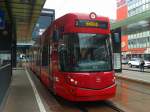 Triebwagen 303 als Line 3 (Amras - Höttinger Au/West) bei der Einfahrt in die Haltestelle  Innsbruck Hauptbahnhof. (15.5.2015)